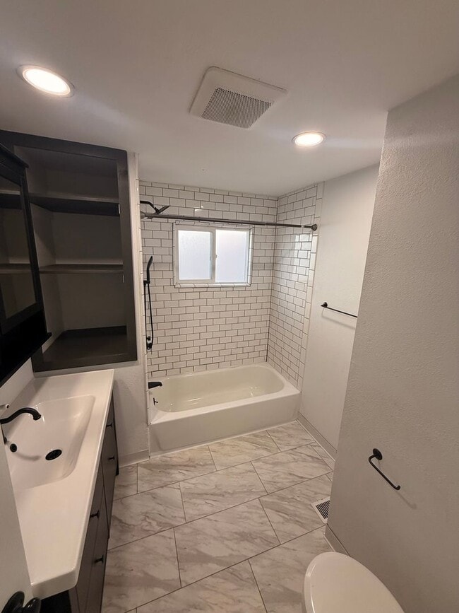 Photo - Charming 2 Bed 1 Bath Close to downtown and 1.9 miles to Sky Lakes Medical Center and Oregon Tech