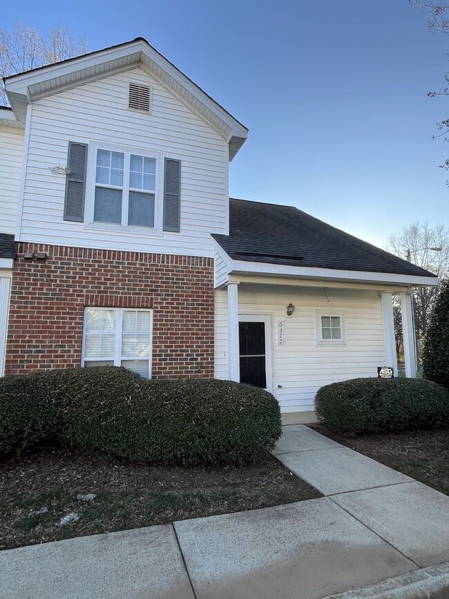 2 Story, 3 Bed, 2.5 Bath End Unit Townhome... - 2 Story, 3 Bed, 2.5 Bath End Unit Townhome...