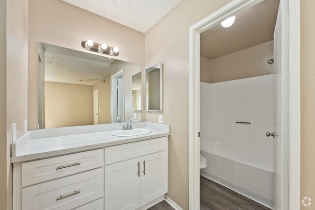 2BR, 2BA, 1008SF - Primary Bathroom