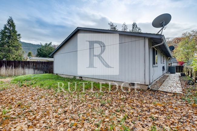 Photo - 3 Bedroom / 3 Bath Home Available in the Heart of Shady Cove!