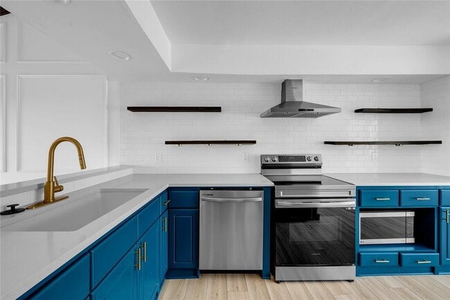 Building Photo - 402 Hi Stirrup Unit E2