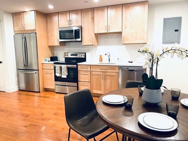 Building Photo - 1776 Beacon St Unit B