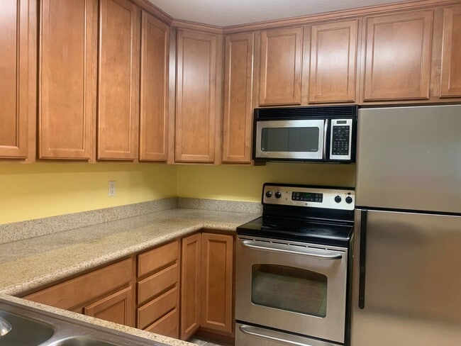 Building Photo - Beautiful upstairs condo with Washer and D... Unit 28