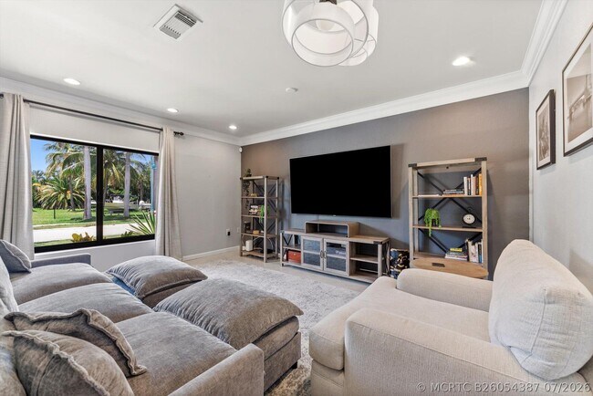 Photo - 728 NE 9th Ave