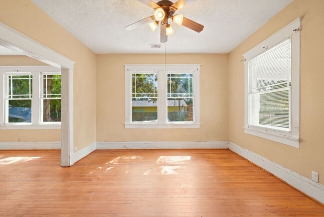 Photo - 105 League St