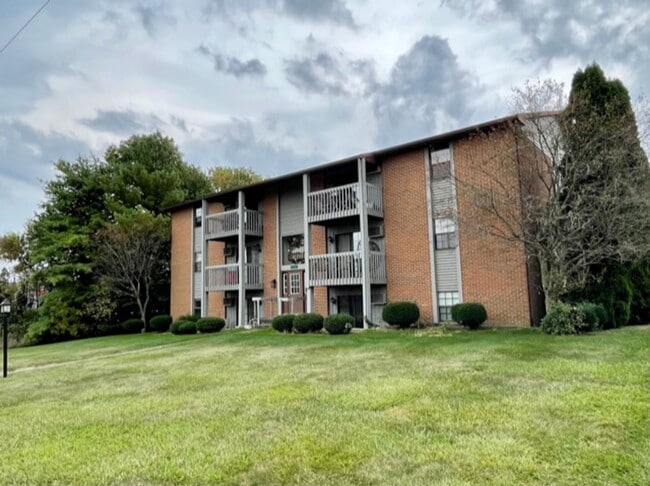 Building Photo - ONTARIO - 2 Bedroom Available! Unit 11