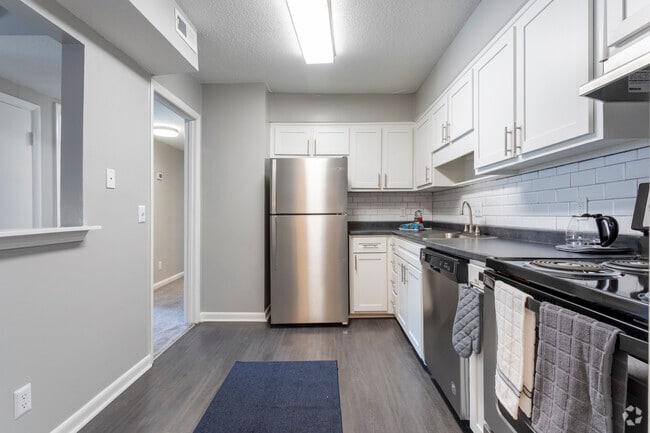 2BR, 2BA- 1150 SF - Crest at East Cobb