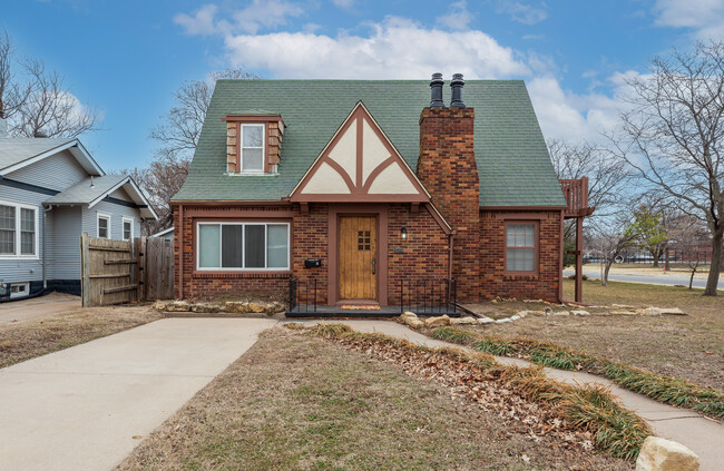 Photo - 804 N Perry Ave Unidad Main house cottage