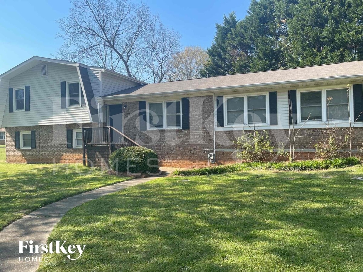 Photo - 305 Mercer Dr