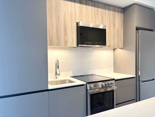 Building Photo - 1 BED + DEN - 1 BATH - BRAMPTON - CONDO Unit 326