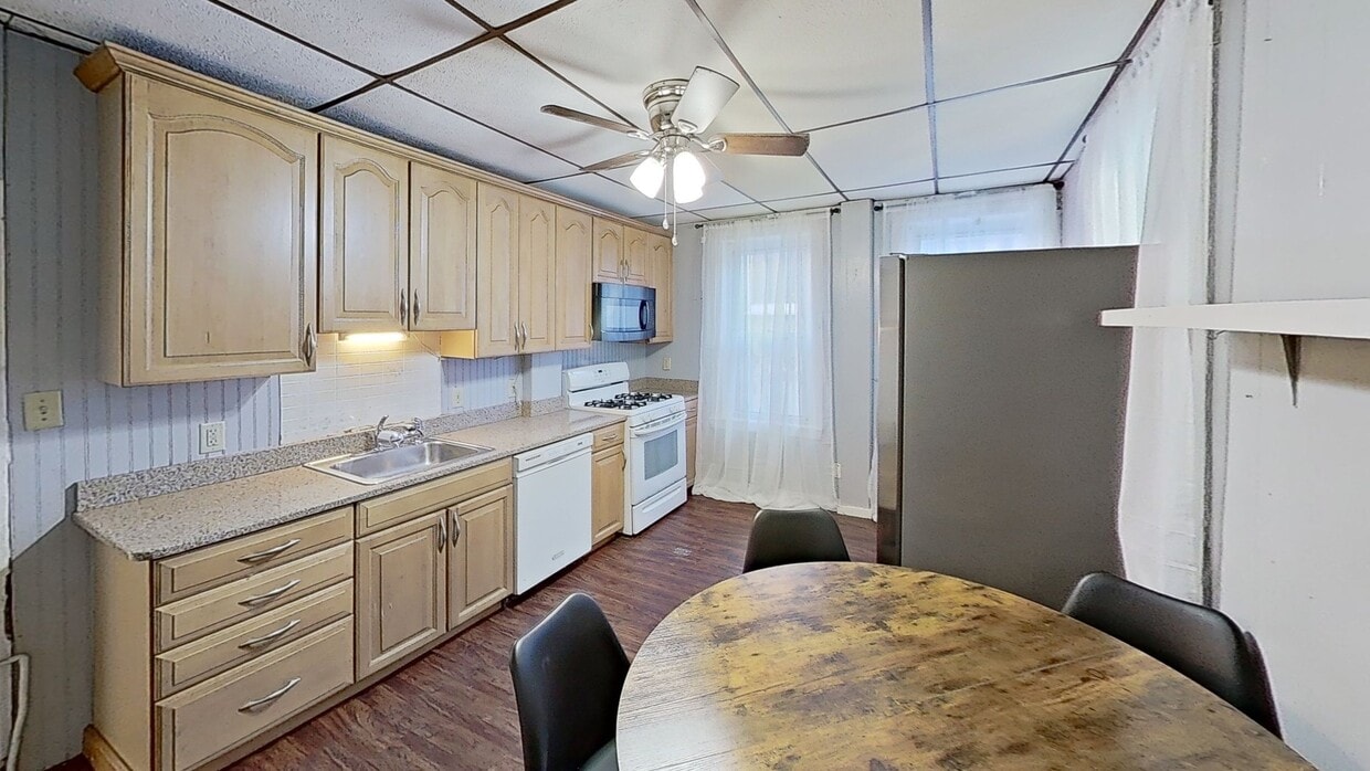 Photo - Private bedroom in 5 bed/1 bath Home