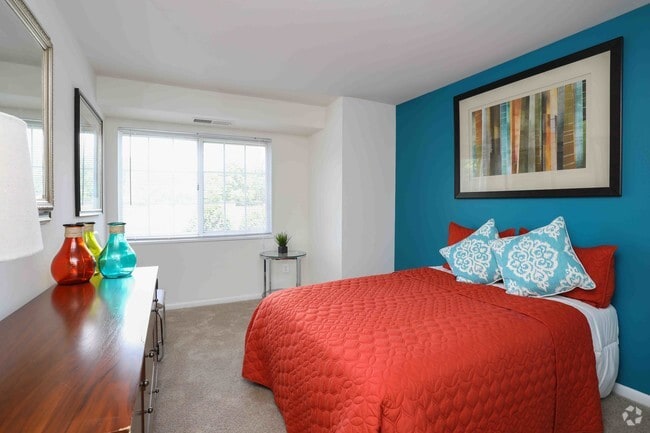 2BR, 1BA - 897 SF