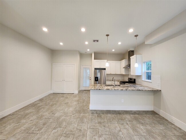 Photo - 2202 Lynnfield St