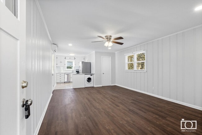 Building Photo - Hatfield Triplex 2 Unit 1/1 Studio 1