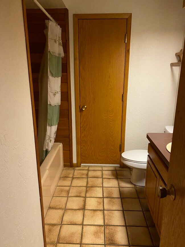 Bath - 1288 Cloud Cap Ave Unit 4