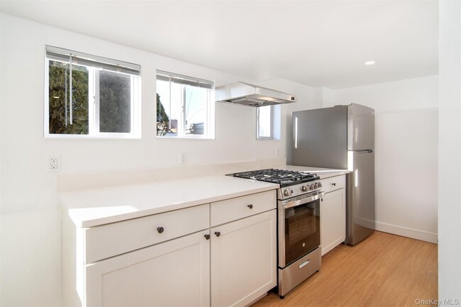 Building Photo - 9 N Buckhout St Unit 1