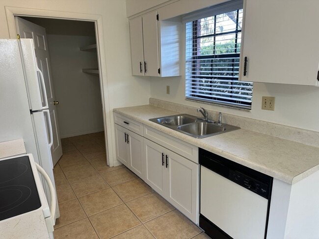 Photo - 706 Lee St Unit 706 Lee St Apt B - TP