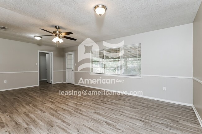 Photo - 422 Queen Marie Ln