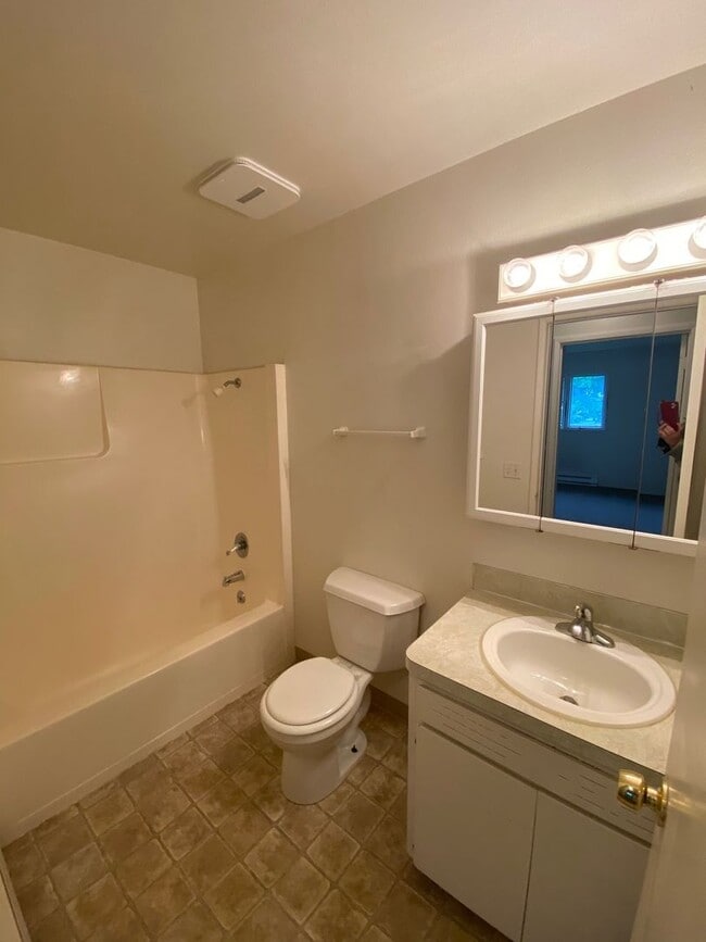 Photo - 4 - bedroom home close to Stateline