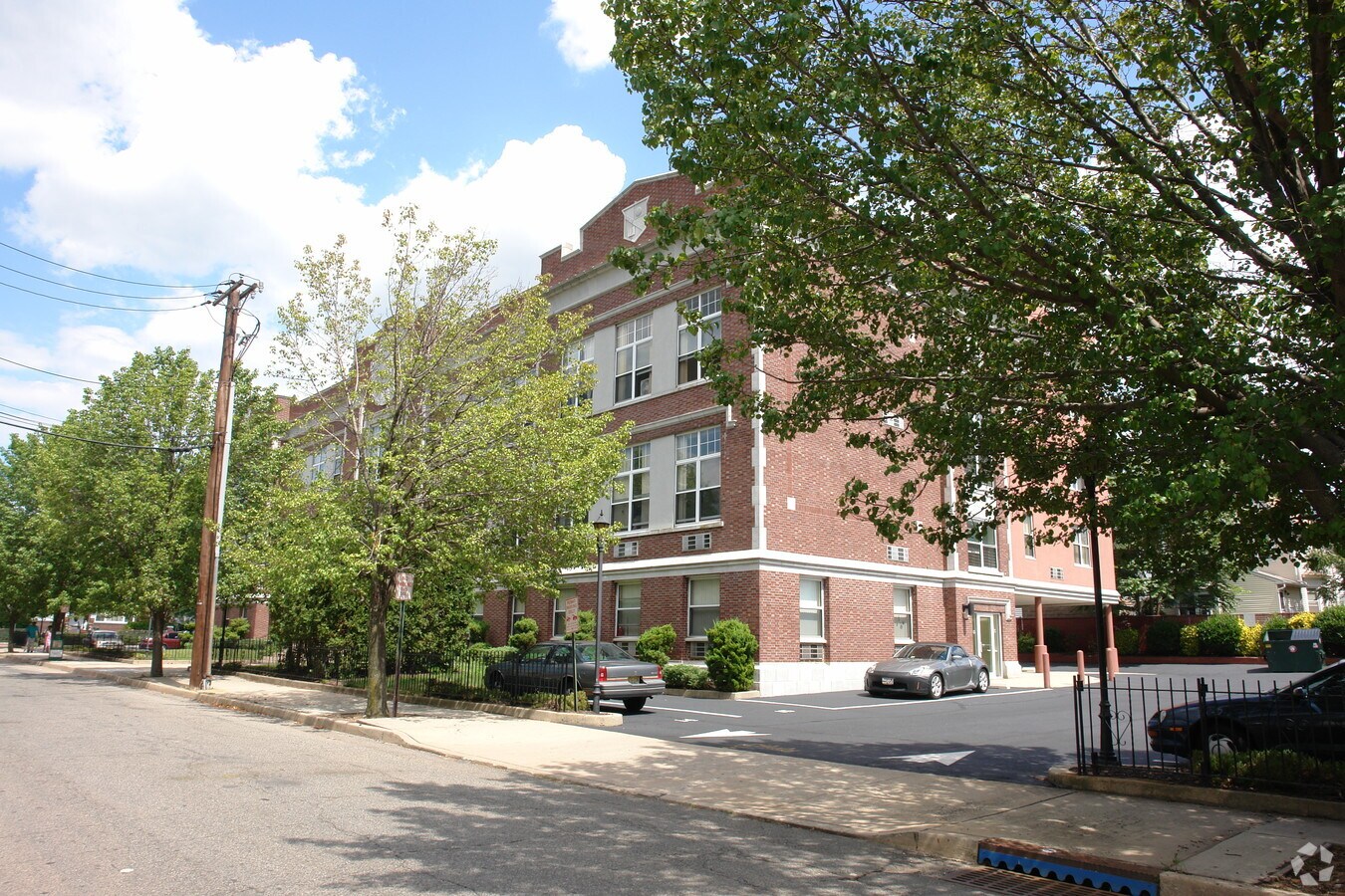 Cleveland Arms Apartments - Cleveland Arms Apartments