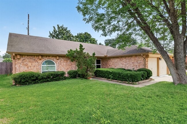 Building Photo - 15806 Pfeiffer Dr