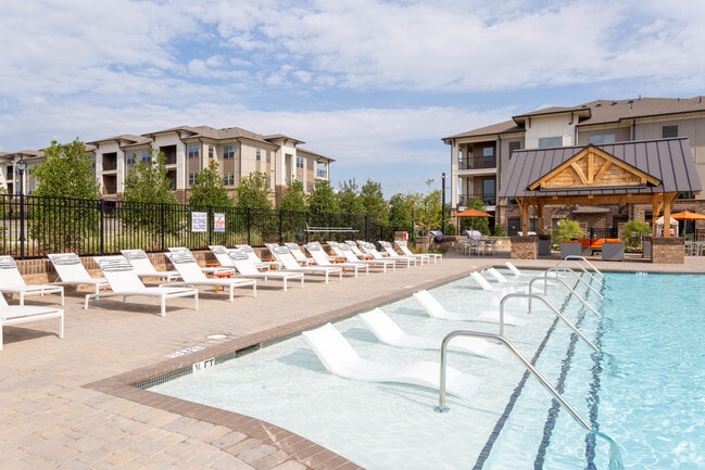 Building Photo - The Luxe of Huntersville Rental