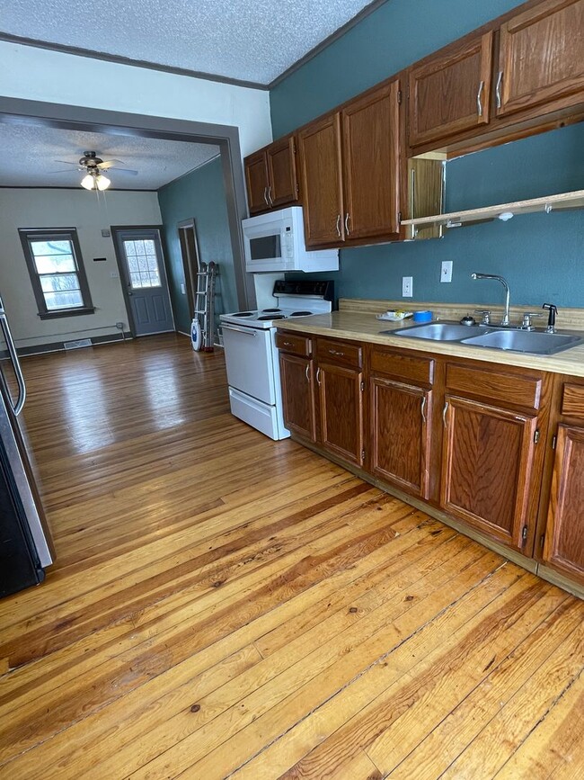 Building Photo - One Bedroom Apartment with Office Space for Rent