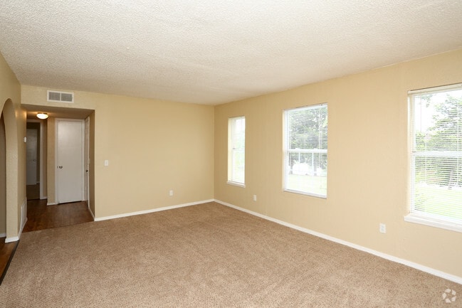 1BR, 1BA - 750SF - Living Area