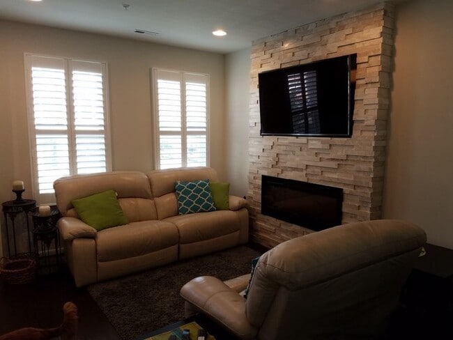 Photo - 135 Strummer Ln