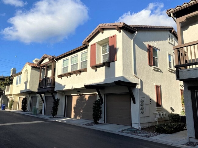 Building Photo - Beautiful townhome in Belleza at San Miguel Ranch