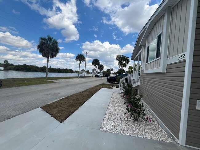 Building Photo - 282 Giraffe Dr