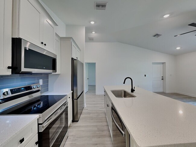 Photo - 3109 8th St W