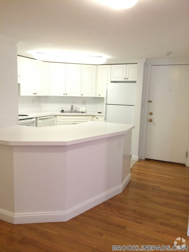 Building Photo - 1539 Beacon St Rental