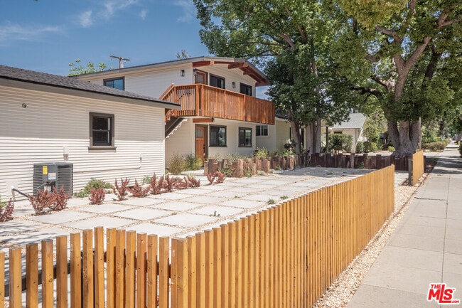 593 E 9th St Unit B