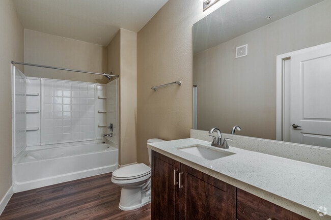 1 BR, 1 BA (La Bella) - 779 SF