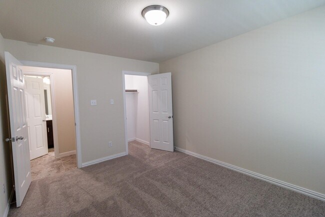 Photo - 572 Ruthye Ln