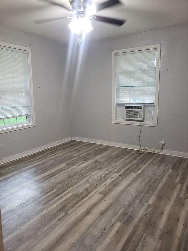 915 W Pecan St