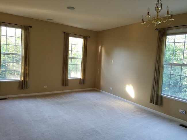 Sala de estar - frente de la casa - 135 Patrick Ave