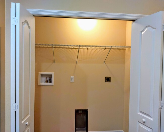 In-Door Washer/Dryer Hook-up - 9356 N Peachtree Way Townhome