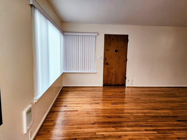 LIVING ROOM - 5301 Ravenna Ave NE Unit 4