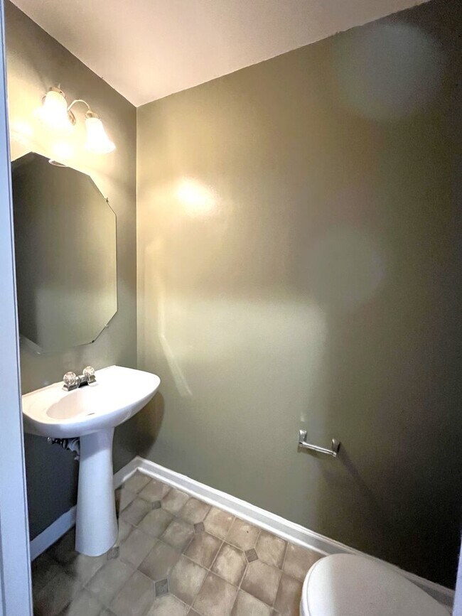 Photo - Great 2 Bedroom Townhome with Basement and Garage!