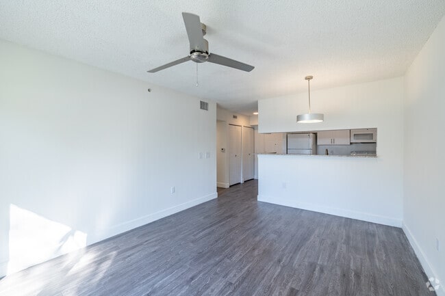2BR, 1BA - 800SF - Varadero - Living Room/Dining Room
