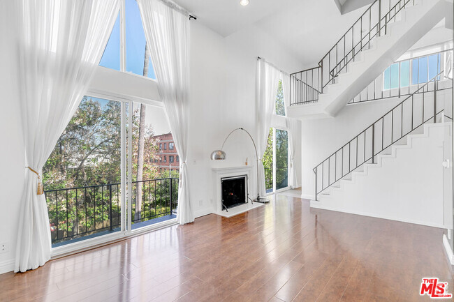 Building Photo - 815 N Las Palmas Ave Unit 301 Rental
