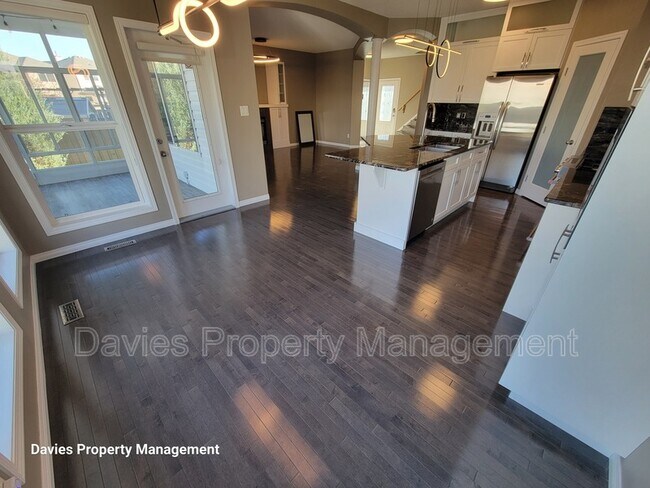 Photo - 8380 Shaske Crescent NW