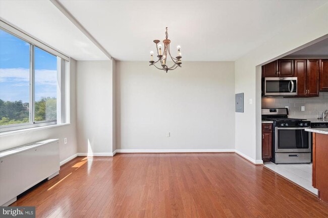 Photo - 10401 Grosvenor Pl