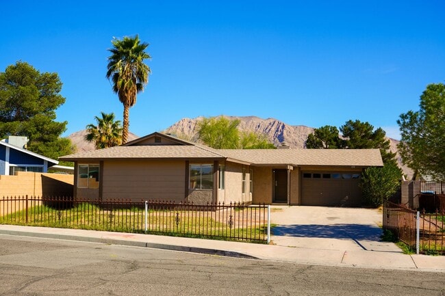 Building Photo - Updated 4 Bedroom / 2 Bathroom Home in Las Vegas