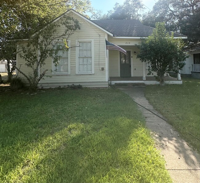 Building Photo - 213 N Brazos St Rental