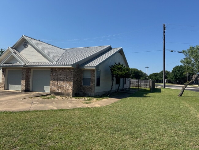 Building Photo - 2-Bed 2-Bath 1-Car Garage easy access to W... Unit B Rental