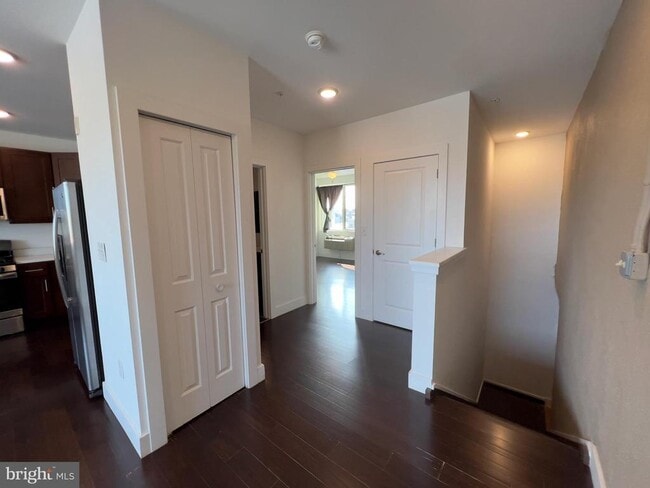 Building Photo - 1637 Poplar St Unit 6R