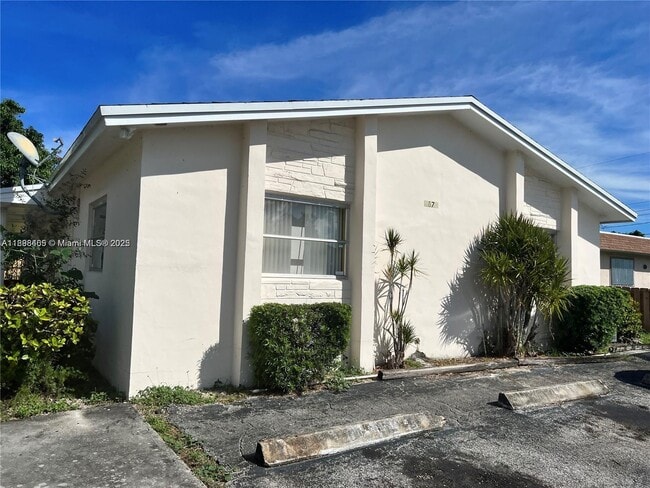 Building Photo - 1870 NW 59th Ave Unit 1